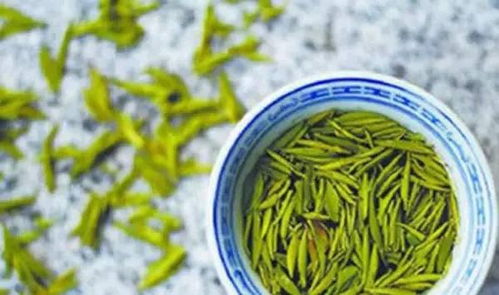 她把喝剩的茶叶倒进鞋里，不可思议的事情发生了……